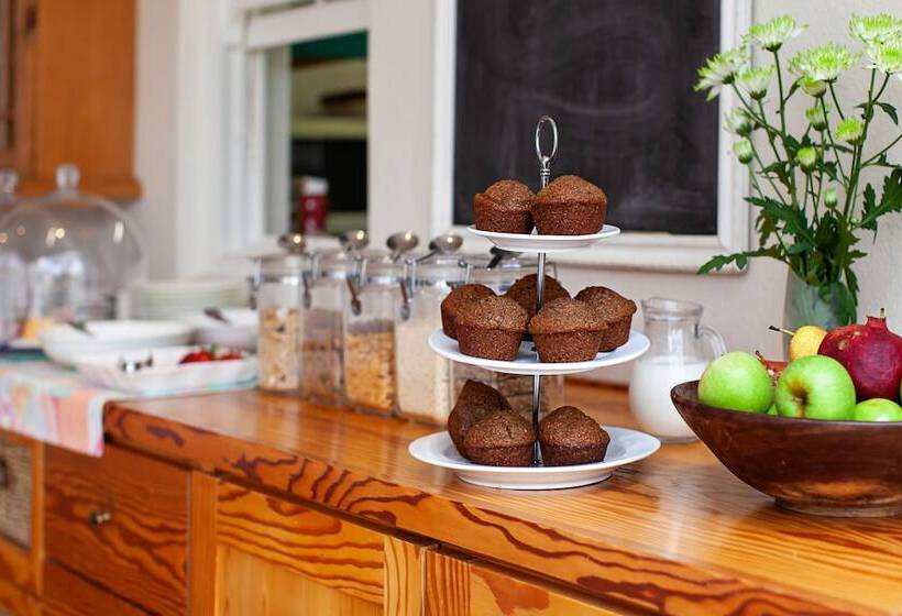 Пансион The Habit Guesthouse