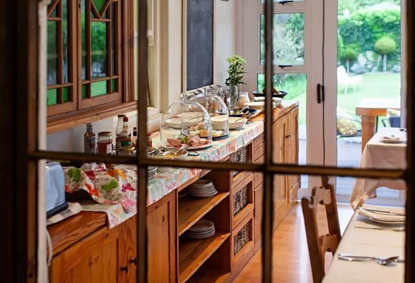 Majatalo The Habit Guesthouse