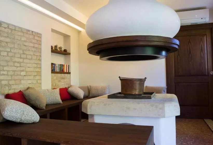 Majatalo Crystal Luxury House