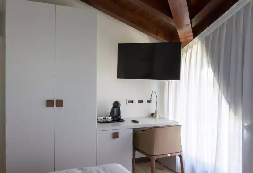 Majatalo Crystal Luxury House