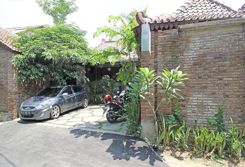 پانسیون Reddoorz Near Borobudur Temple 2