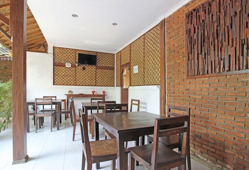 پانسیون Reddoorz Near Borobudur Temple 2