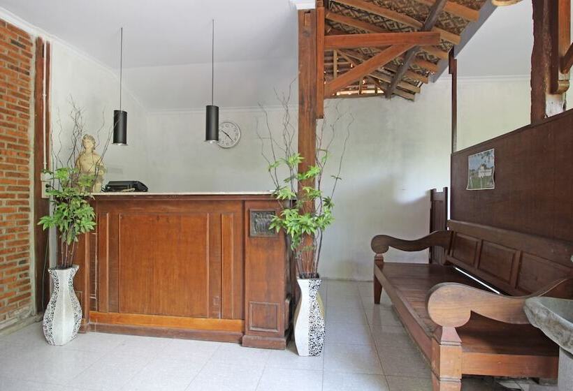 پانسیون Reddoorz Near Borobudur Temple 2