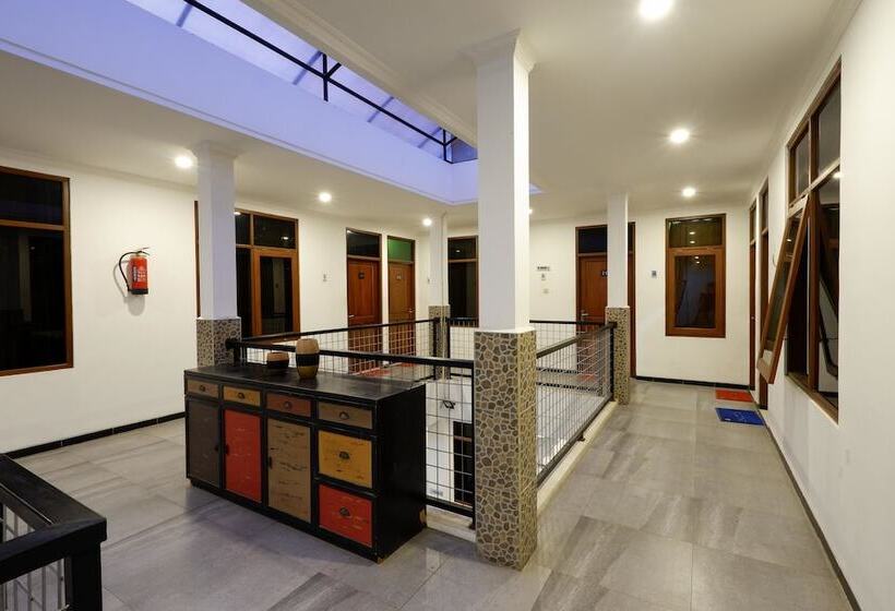 פנסיון Reddoorz Near Universitas Diponegoro 2