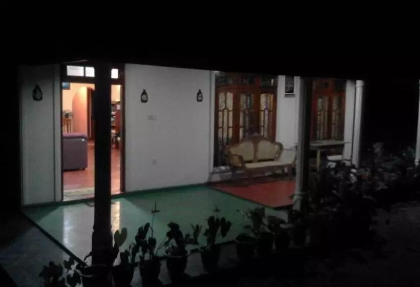 ペンション Lak Sewana Home Stay