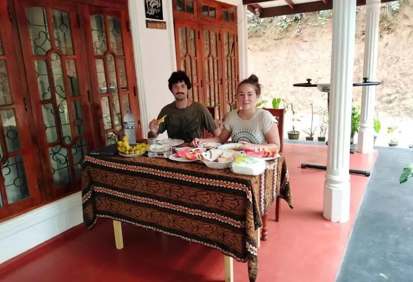 ペンション Lak Sewana Home Stay