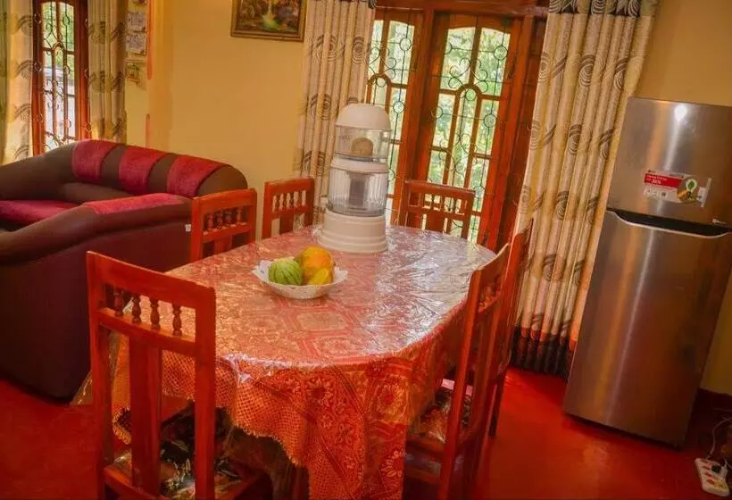 ペンション Lak Sewana Home Stay