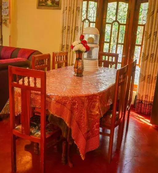 ペンション Lak Sewana Home Stay