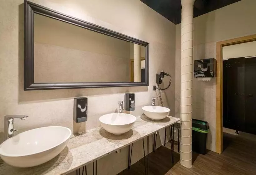 Chors Like A Hotel   1st World Nft Block & Art Capsule Hostel Metachors