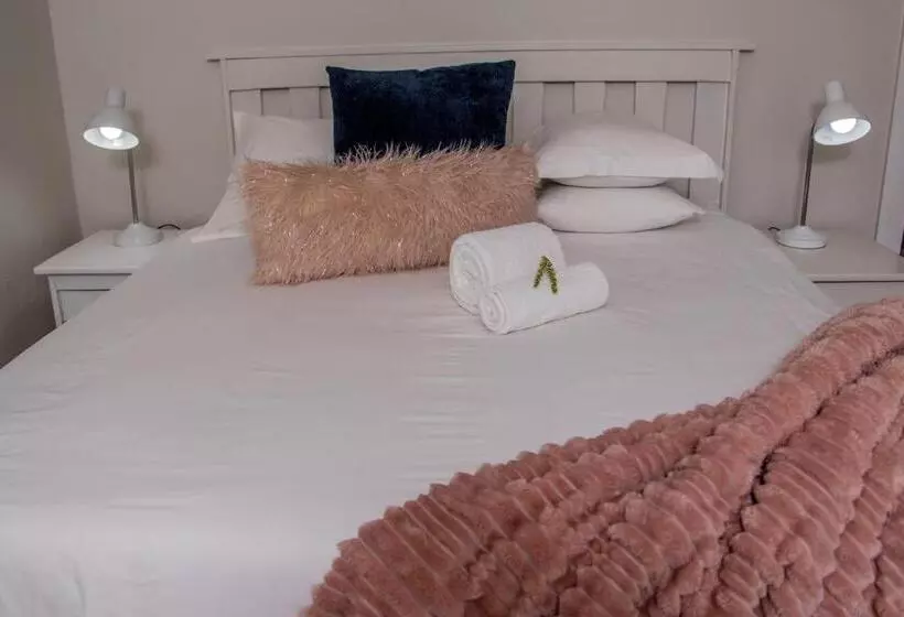 Majatalo Dreamers Guesthouse   No Loadshedding