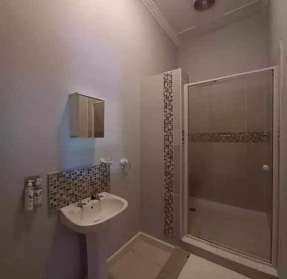 Majatalo Dreamers Guesthouse   No Loadshedding