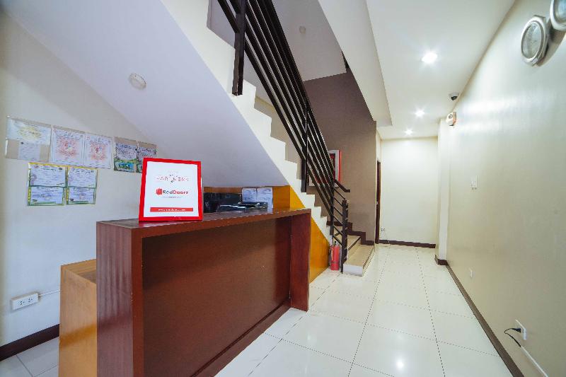 هتل Reddoorz Near Angeles University Foundation