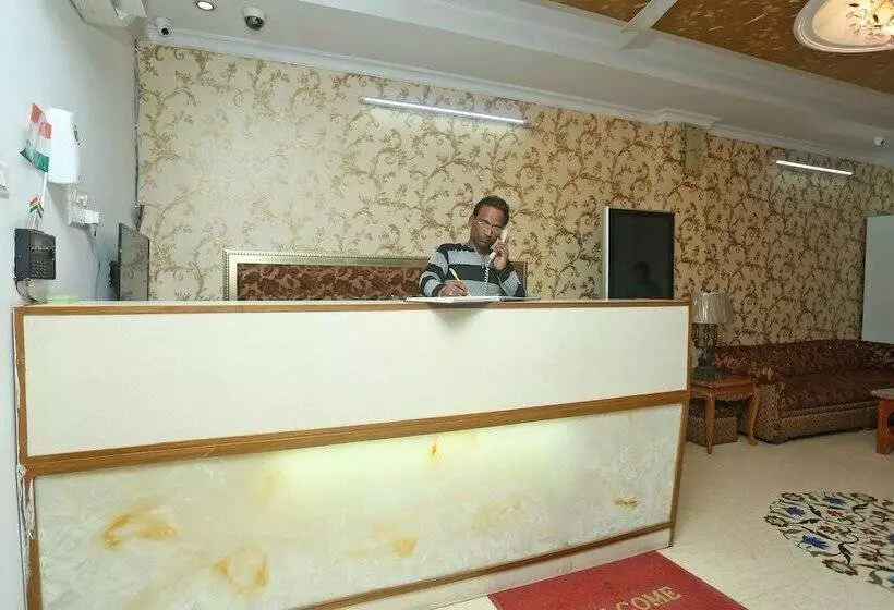 ホテル Oyo 13355 Grest