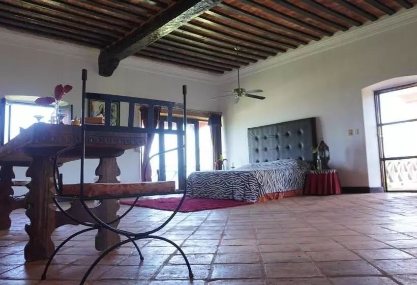 تختخواب و صبحانه El Castillo