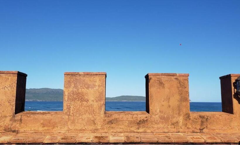 تختخواب و صبحانه El Castillo