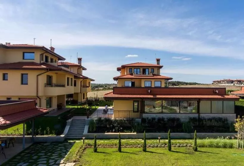 Hotelli Villa Em