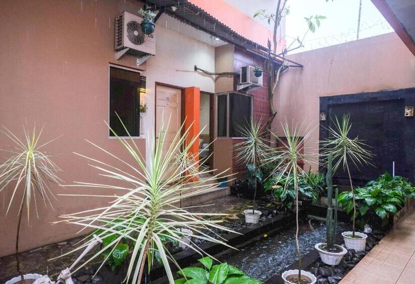 פנסיון Reddoorz Near Jalan Wolter Monginsidi Manado