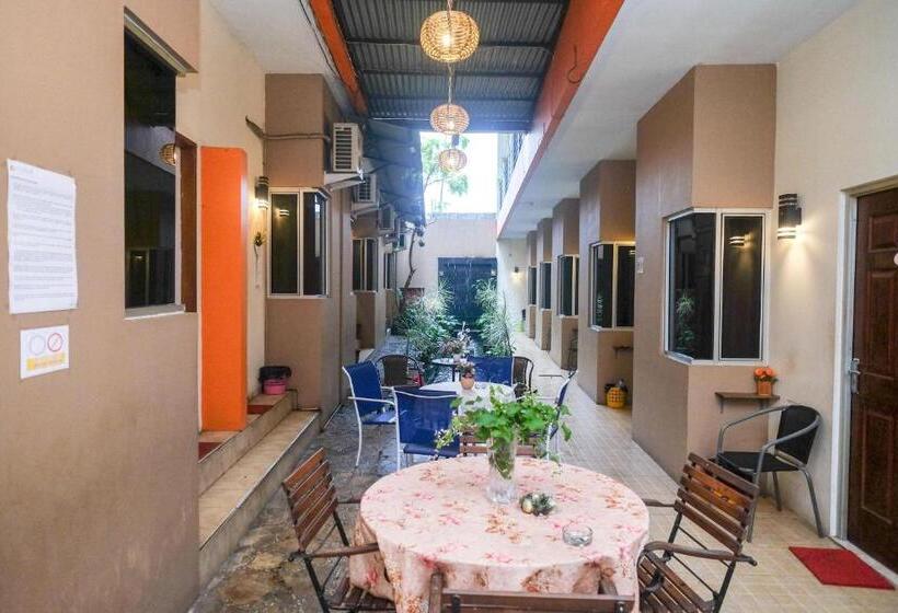 פנסיון Reddoorz Near Jalan Wolter Monginsidi Manado