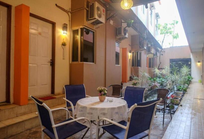 פנסיון Reddoorz Near Jalan Wolter Monginsidi Manado