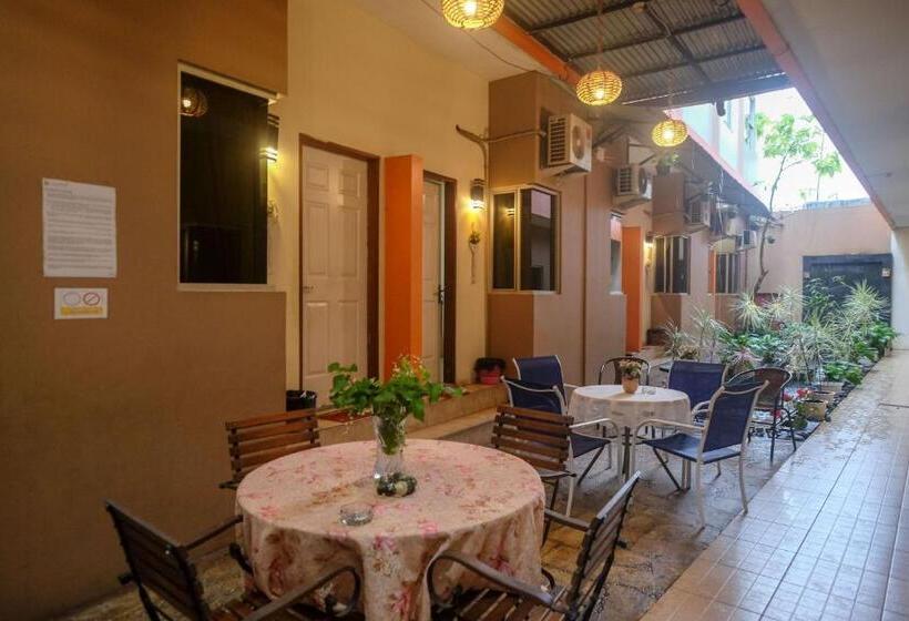 פנסיון Reddoorz Near Jalan Wolter Monginsidi Manado