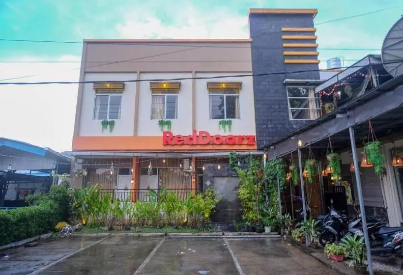 Majatalo Reddoorz Near Jalan Wolter Monginsidi Manado
