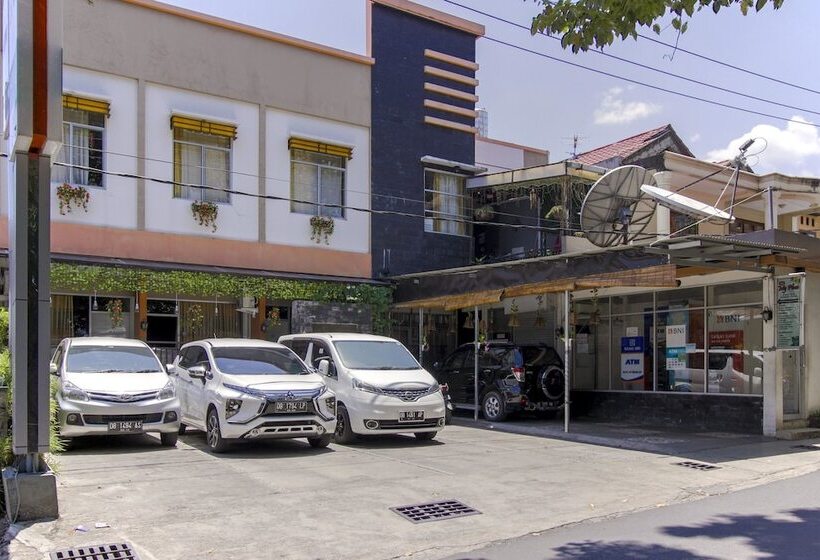 פנסיון Reddoorz Near Jalan Wolter Monginsidi Manado