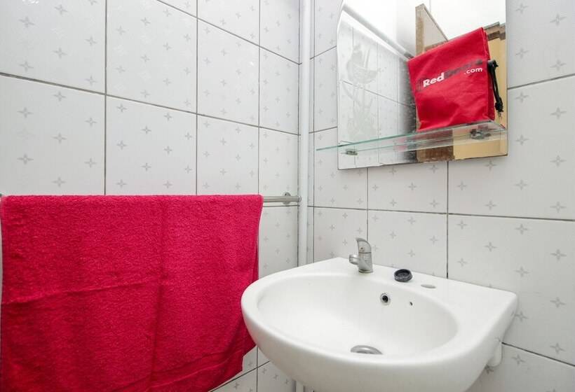 פנסיון Reddoorz Near Jalan Wolter Monginsidi Manado