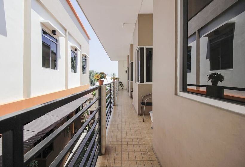 פנסיון Reddoorz Near Jalan Wolter Monginsidi Manado