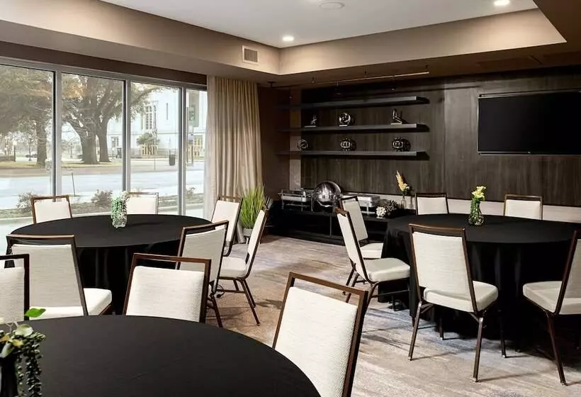 هتل Courtyard By Marriott Dallas Downtown/reunion District
