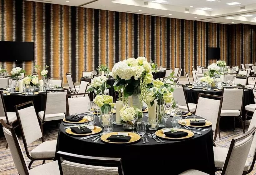 هتل Courtyard By Marriott Dallas Downtown/reunion District