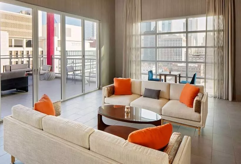 هتل Courtyard By Marriott Dallas Downtown/reunion District