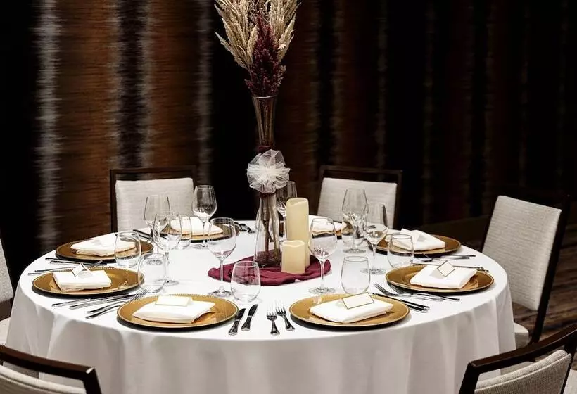هتل Courtyard By Marriott Dallas Downtown/reunion District