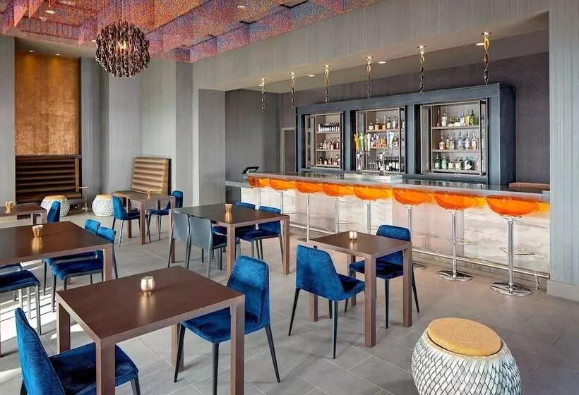 هتل Courtyard By Marriott Dallas Downtown/reunion District