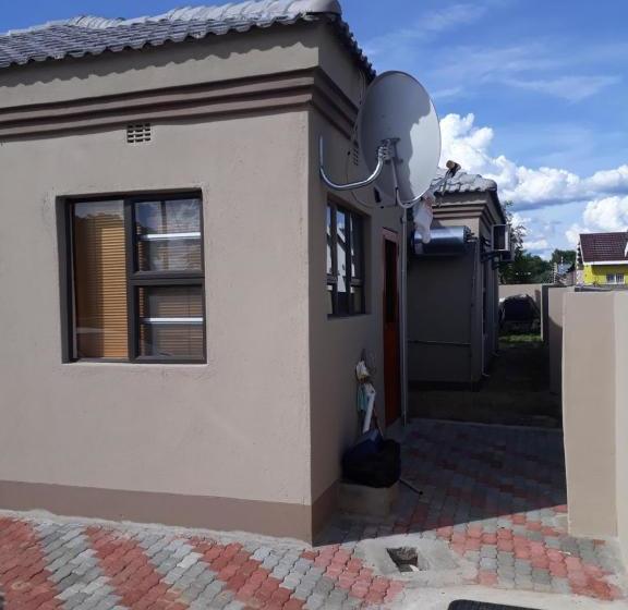 هتل Eros Guest Inn