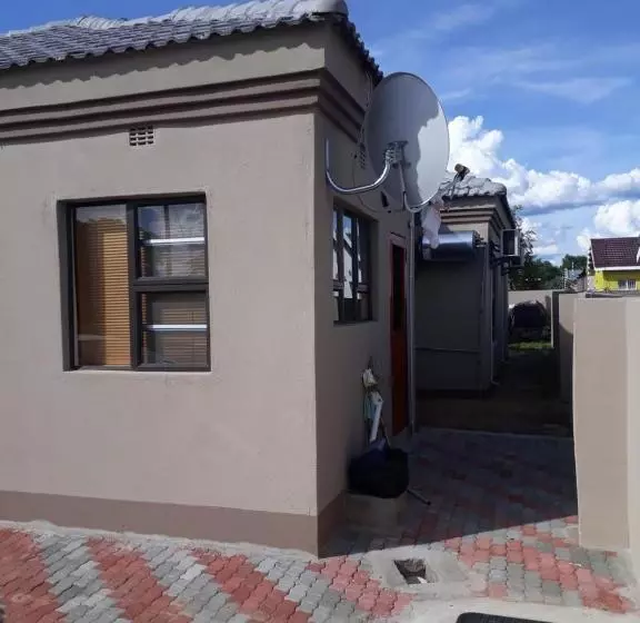 هتل Eros Guest Inn