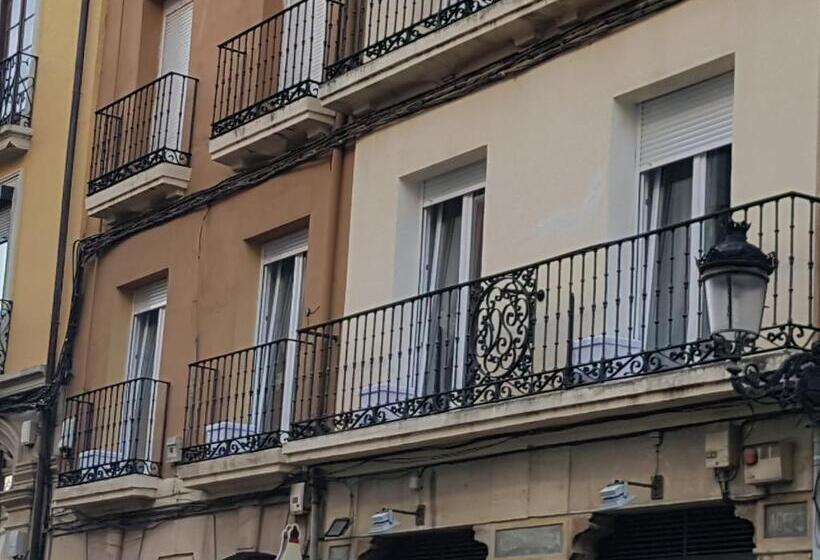 پانسیون Hostal Puente De Hierro