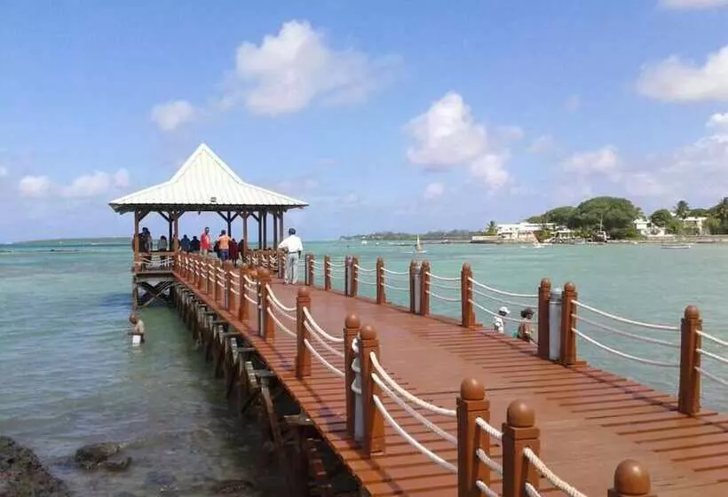 تختخواب و صبحانه Admiralmahé