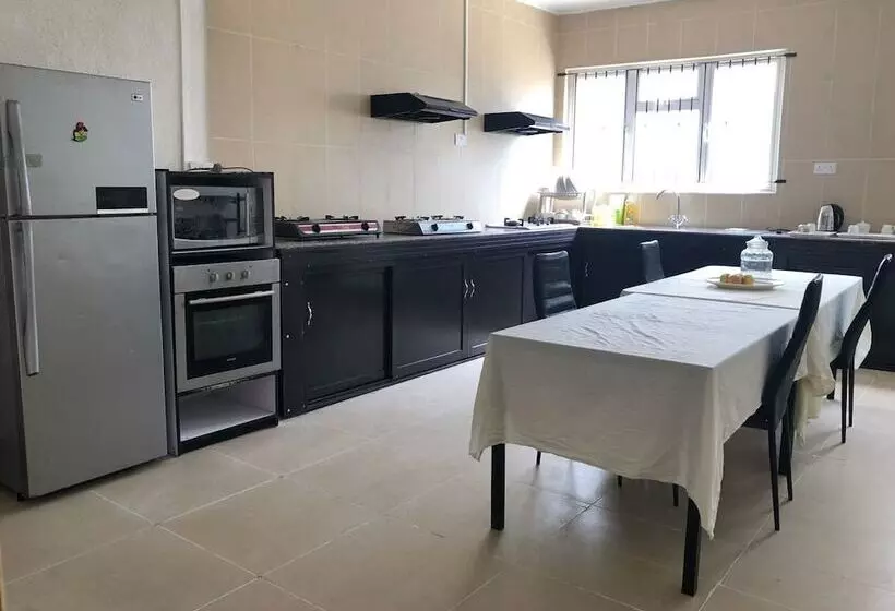 تختخواب و صبحانه Admiralmahé