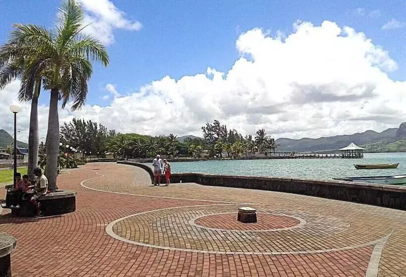 تختخواب و صبحانه Admiralmahé