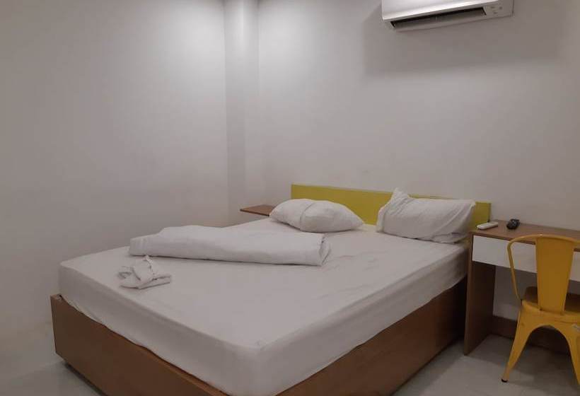 Oyo 731 Yelo Hostel & Cafe