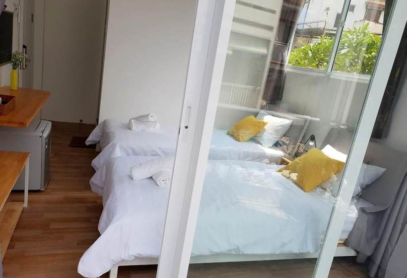 Oyo 731 Yelo Hostel & Cafe