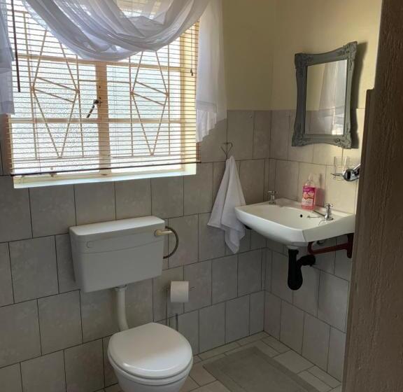 פנסיון Vyfster Old Jail