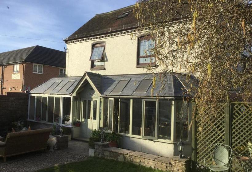 צימר Henwick House Accommodation, Continental Breakfast Included