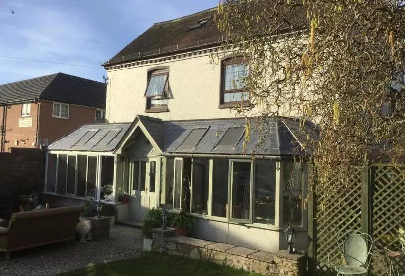 ベッドアンドブレックファースト Henwick House Accommodation, Continental Breakfast Included