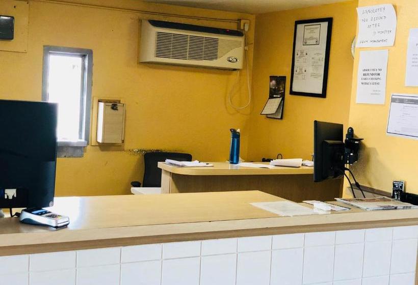 모텔 Country Host Inn