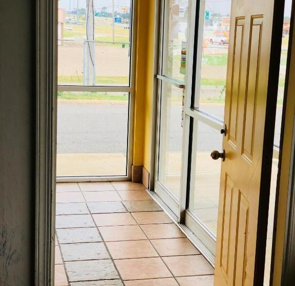 모텔 Country Host Inn