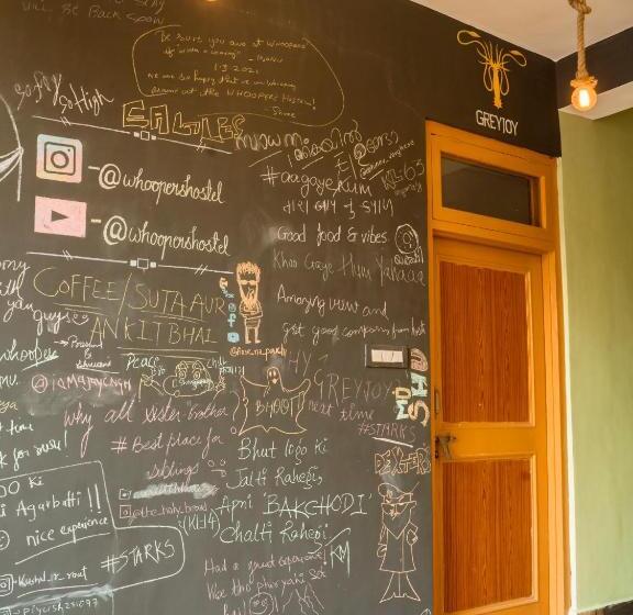 Whoopers Hostel Kasol