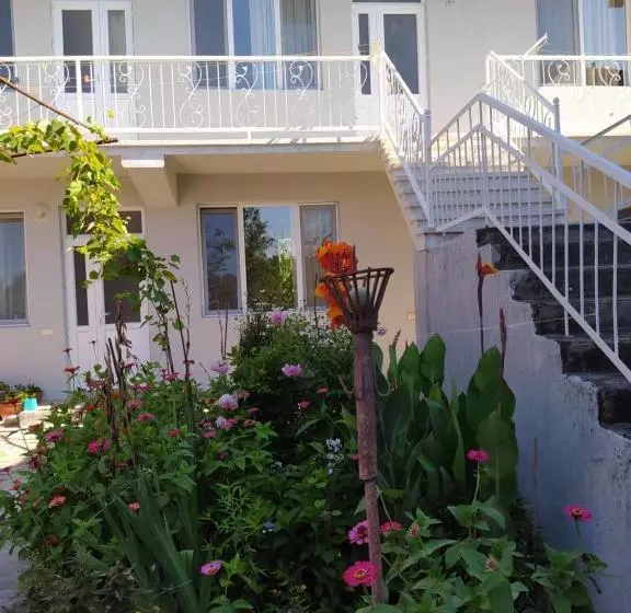 پانسیون Emzari's Apartment