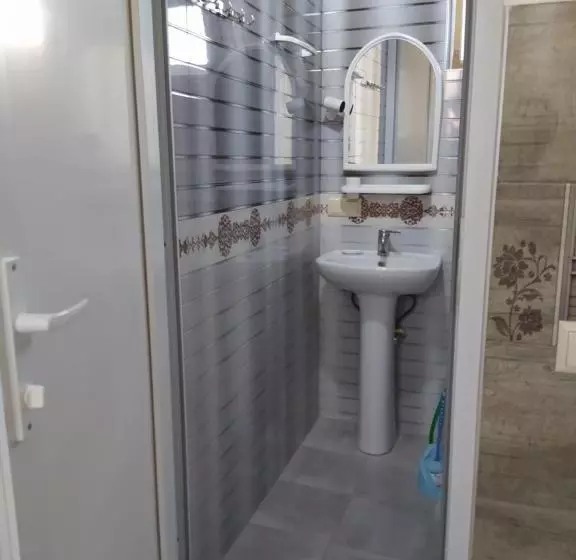 پانسیون Emzari's Apartment