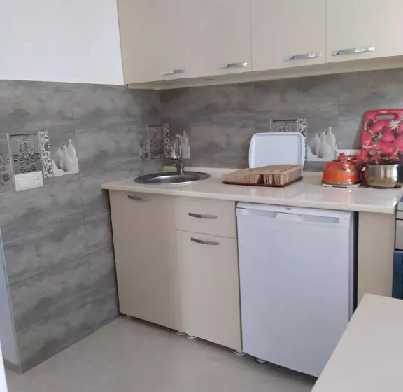 پانسیون Emzari's Apartment